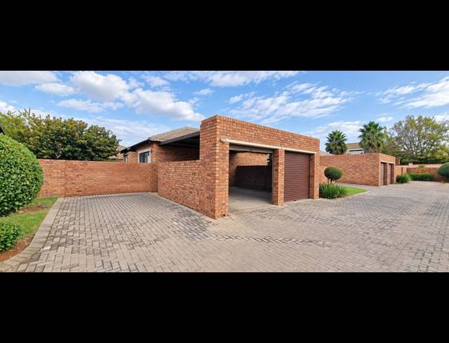 3 BEDROOM TOWNHOUSE FOR SALE IN HEUWELSIG ESTATE